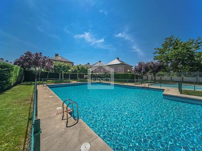 Schwimmbecken von Einfamilien-Reihenhaus zum verkauf in Alcorcón mit Terrasse