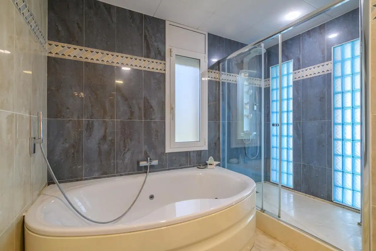 Bathroom of Houses for sale in Sabadell  with Air Conditioner, Heating and Terrace