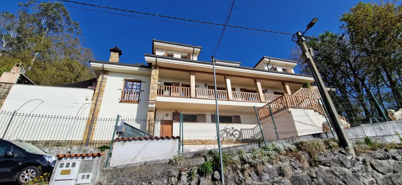 Vista exterior de Casa o xalet en venda en Ribera de Arriba amb Calefacció, Jardí privat i Parquet
