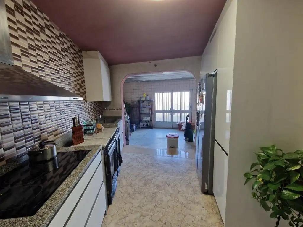 Cuina de Casa o xalet en venda en Ribeira amb Jardí privat, Terrassa i Moblat