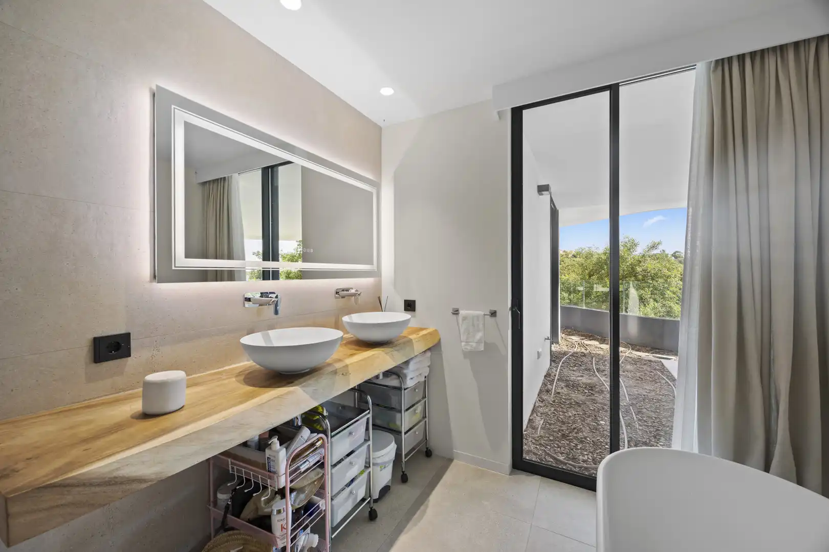 Badezimmer von Wohnungen zum Verkauf in Sotogrande mit Klimaanlage, Terrasse und Abstellraum