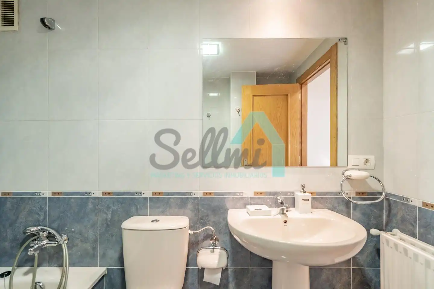 Bathroom of Flat for rent in Oviedo   with Heating, Parquet flooring and Furnished