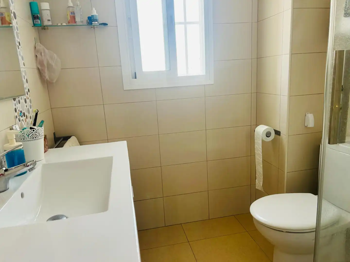 Badezimmer von Wohnungen zur Miete in Fuengirola mit Klimaanlage, Terrasse und Möbliert