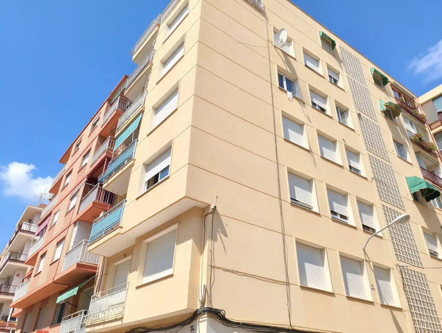 Vista exterior de Planta baja en venta en Alicante / Alacant con Alarma