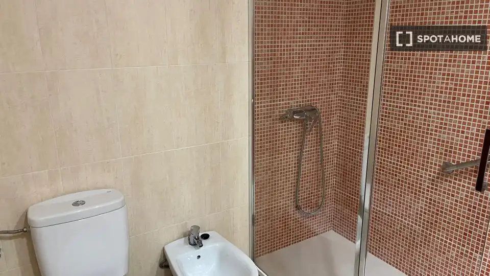 Bathroom of Flat for rent in Madrid  with Air Conditioner, Heating and Furnished
