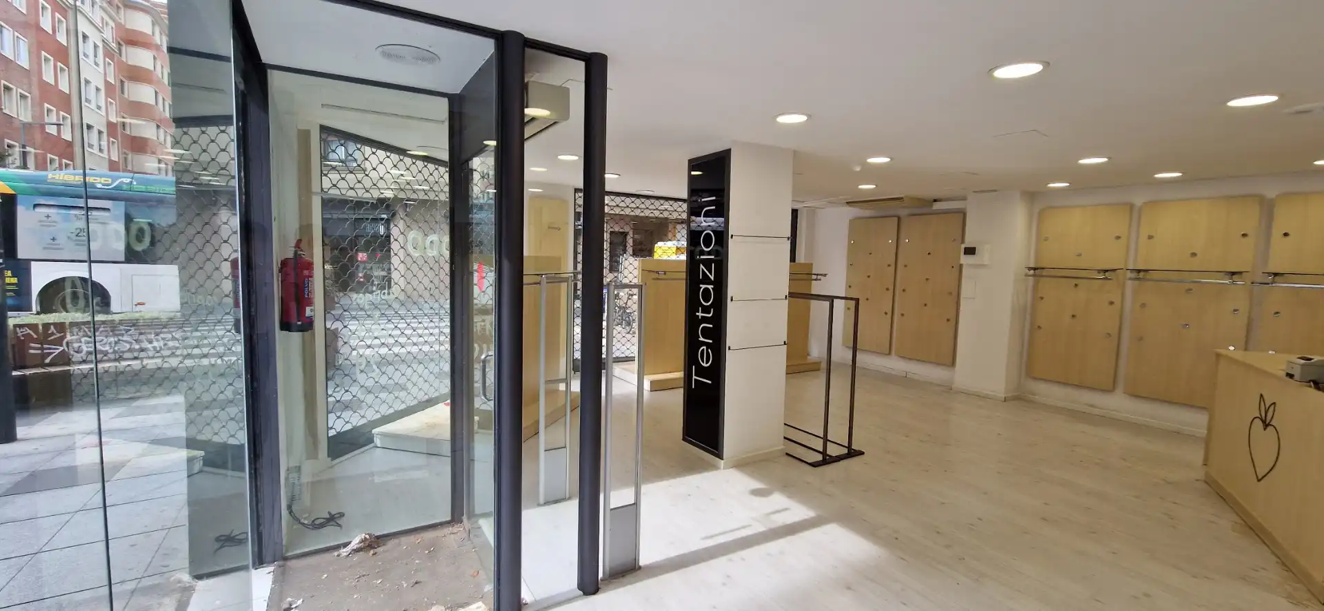 Local de lloguer en  Pamplona / Iruña amb Aire condicionat, Calefacció i Parquet