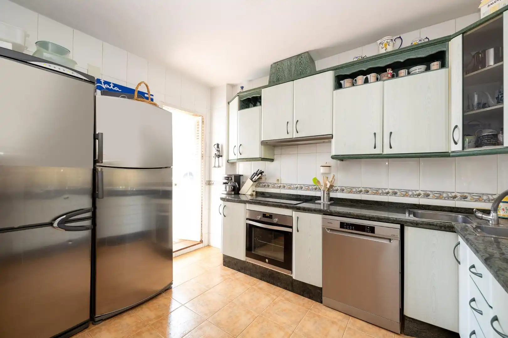 Cocina de Casa o chalet en venta en Cúllar Vega con Aire acondicionado, Calefacción y Jardín privado