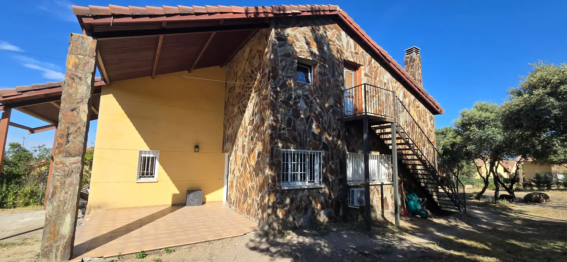 Vista exterior de Casa o chalet en venta en Zarzuela del Monte con Aire acondicionado, Calefacción y Jardín privado