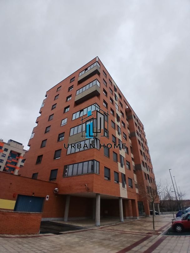 Vista exterior de Pis en venda en León Capital  amb Calefacció, Terrassa i Traster