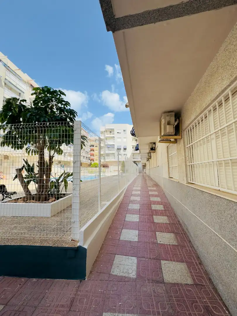 Vista exterior de Ático en venta en Torrevieja con Aire acondicionado, Calefacción y Terraza