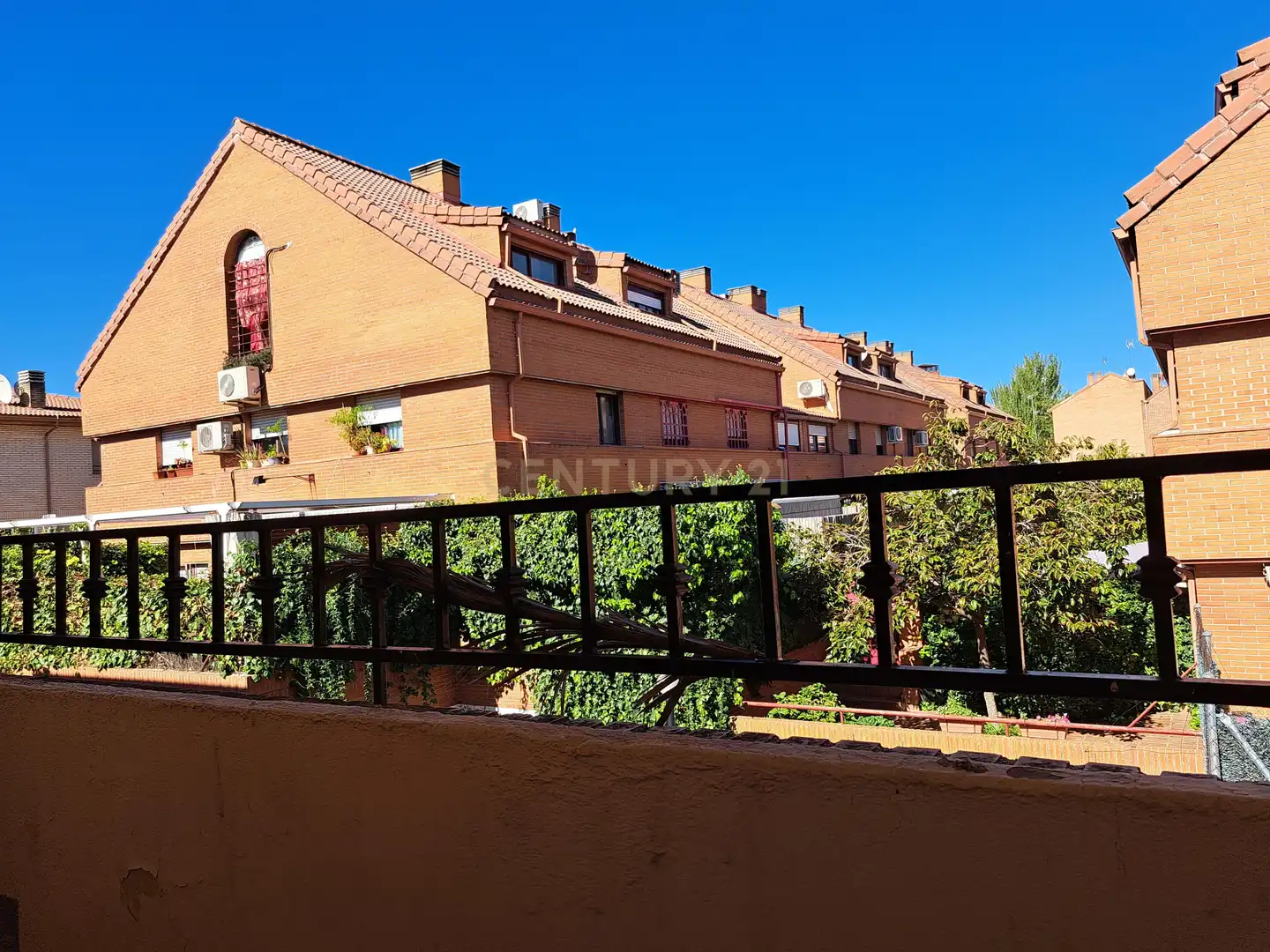 Außenansicht von Einfamilien-Reihenhaus zur Miete in Boadilla del Monte mit Abstellraum, Ofen und Waschmaschine