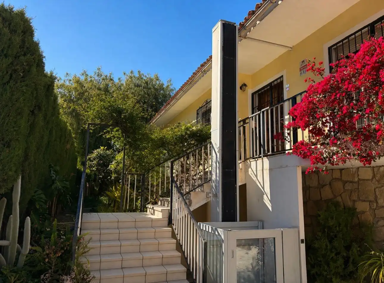Vista exterior de Casa o xalet en venda en Benidorm amb Aire condicionat, Calefacció i Jardí privat