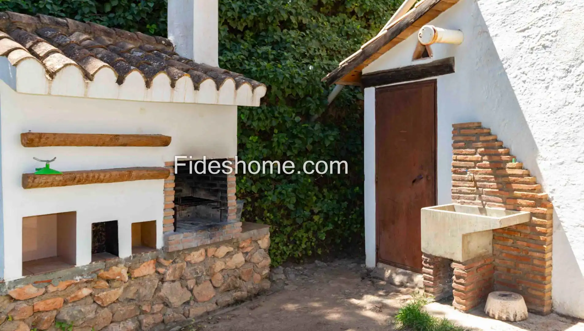 Jardí de Finca rústica en venda en Villamena amb Jardí privat, Piscina i Moblat
