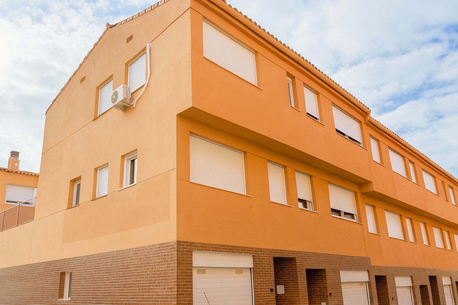 Vista exterior de Casa adosada de lloguer en Petrés amb Terrassa i Alarma