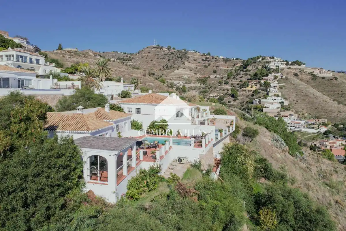 Vista exterior de Casa o xalet en venda en Almuñécar amb Jardí privat, Terrassa i Traster