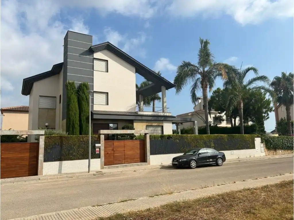 Vista exterior de Casa o xalet en venda en Gandia amb Aire condicionat, Jardí privat i Terrassa