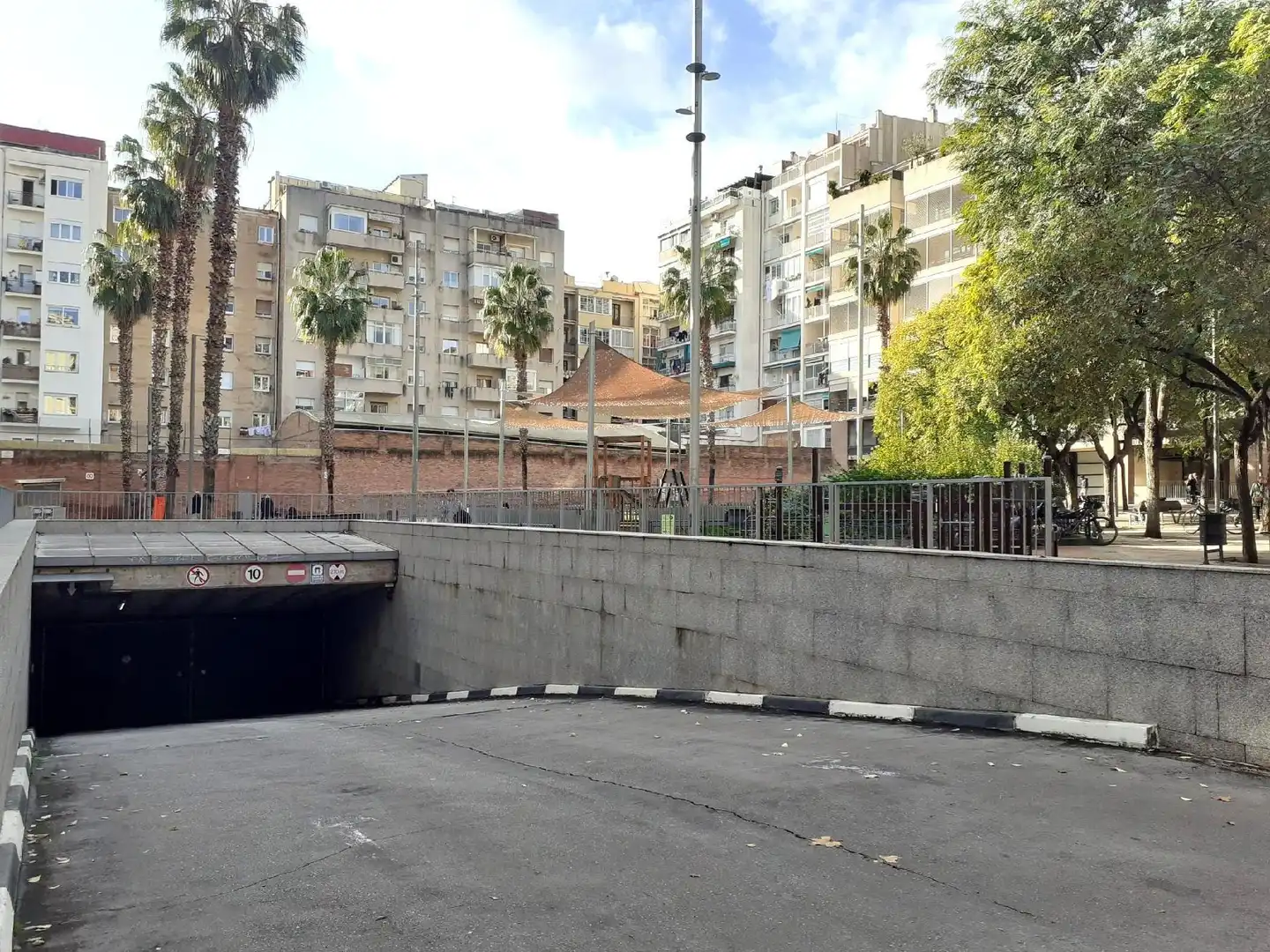 Vista exterior de Garatge en venda en Gràcia