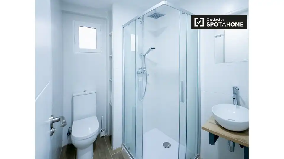 Bathroom of Flat for rent in Valencia  with Air Conditioner, Heating and Furnished