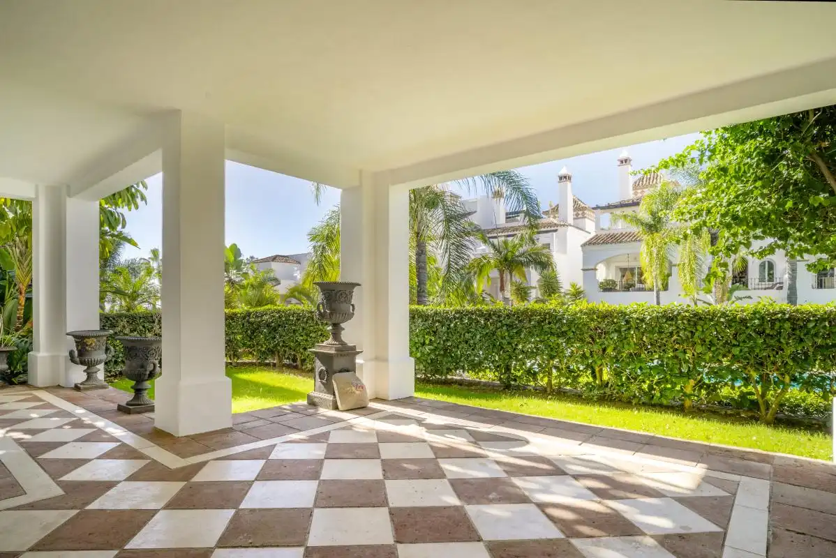 Terrasse von Erdgeschoss zum Verkauf in Marbella mit Klimaanlage, Heizung und Privatgarten