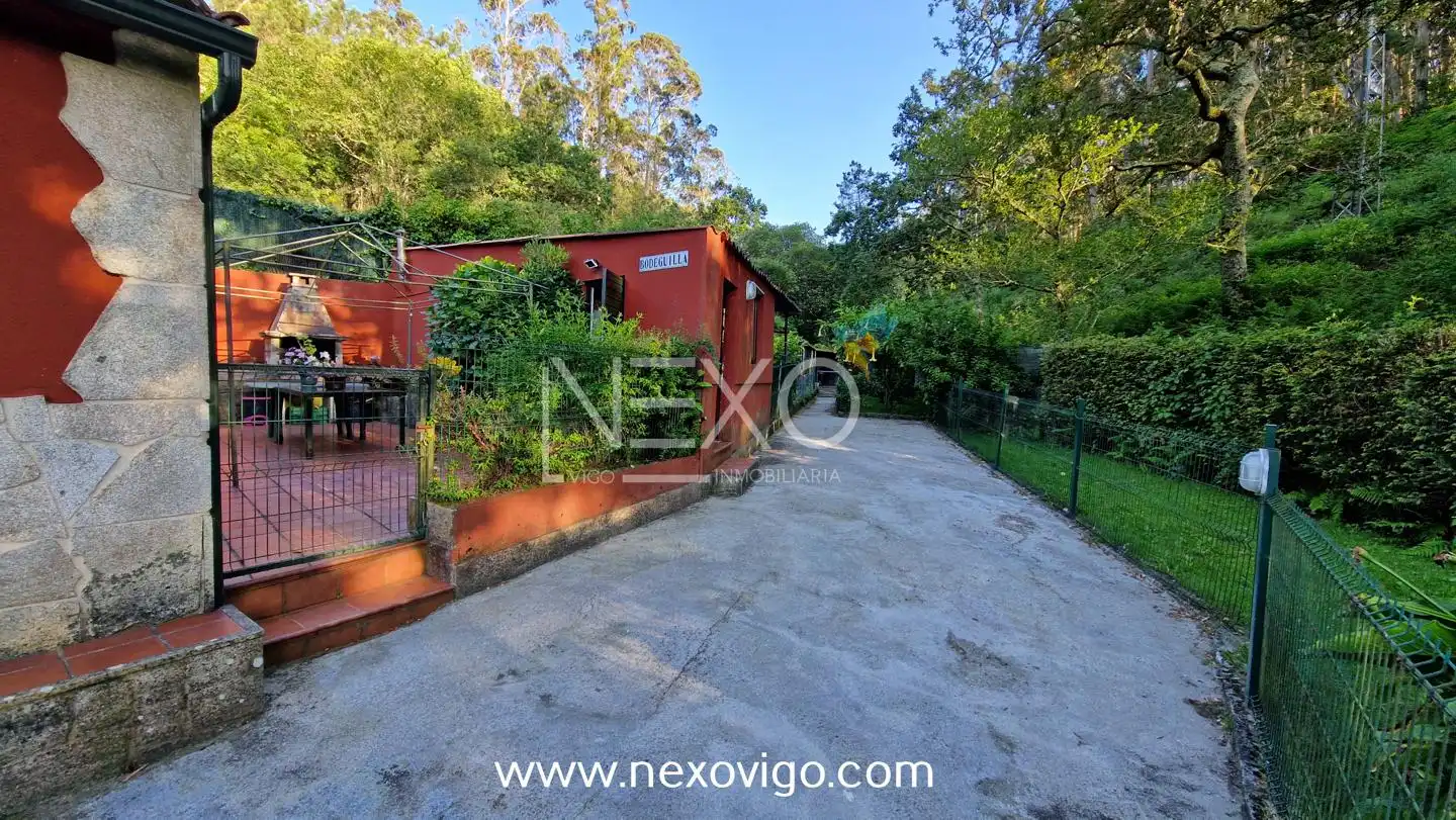 Vista exterior de Casa o chalet en venta en Cangas  con Calefacción, Jardín privado y Piscina
