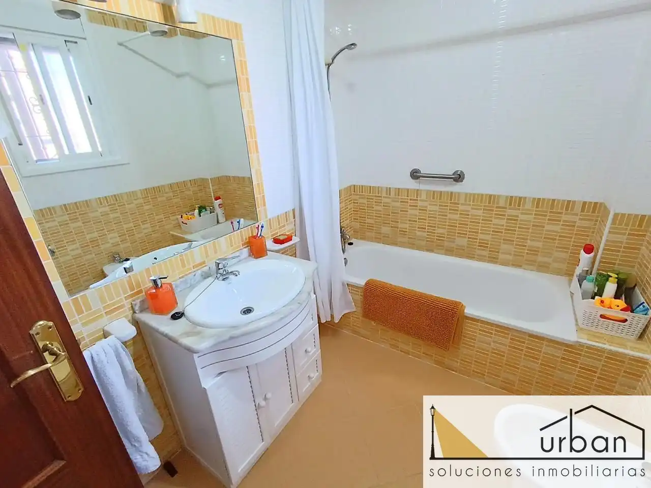 Badezimmer von Einfamilien-Reihenhaus zum Verkauf in Chipiona mit Klimaanlage, Abstellraum und Möbliert