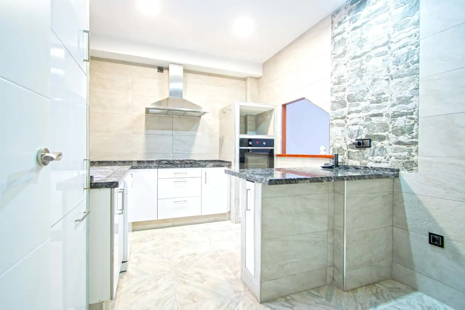 Cocina de Casa o chalet en venta en Sevilla con Aire acondicionado, Calefacción y Terraza