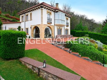 Casa amb piscina en venda a Calle la Corraleda