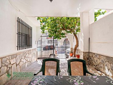 Casa aparellada amb balcó en venda a El Ejido Ciudad