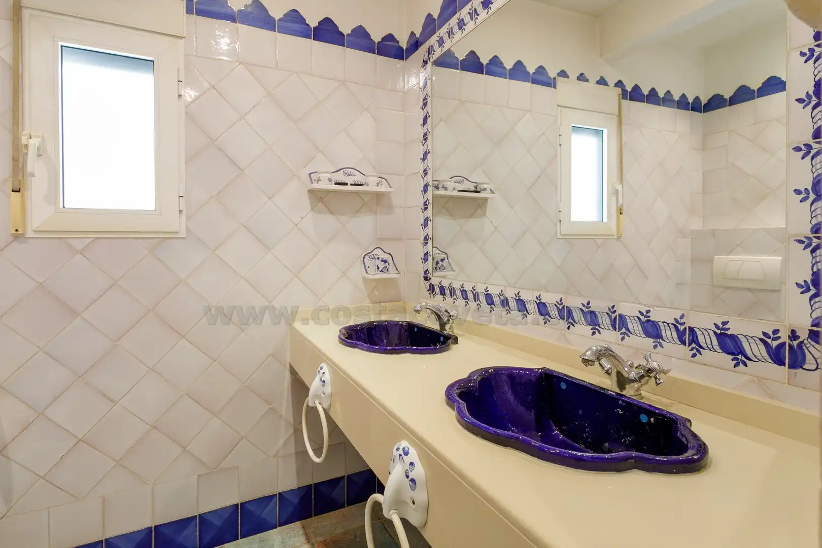 Bany de Casa o xalet en venda en El Campello amb Aire condicionat, Jardí privat i Terrassa