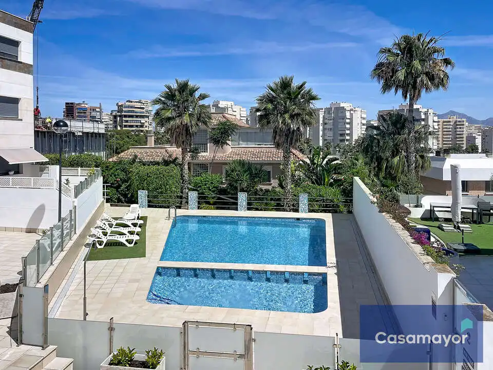 Piscina de Casa o xalet en venda en Alicante / Alacant amb Aire condicionat, Calefacció i Jardí privat