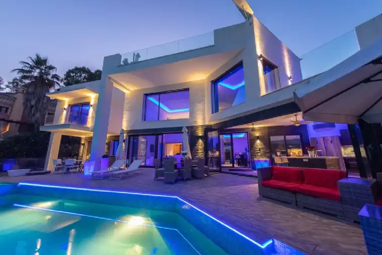 Chalet con piscina en venta en La Quinta, imagen 2