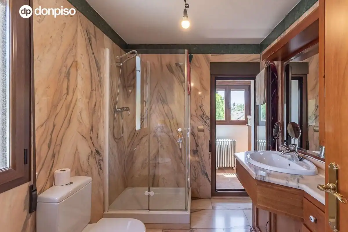 Baño de Casa o chalet en venta en Granada con Aire acondicionado, Calefacción y Jardín privado