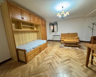 Dormitori de Apartament de lloguer en Salamanca Capital amb Calefacció i Terrassa