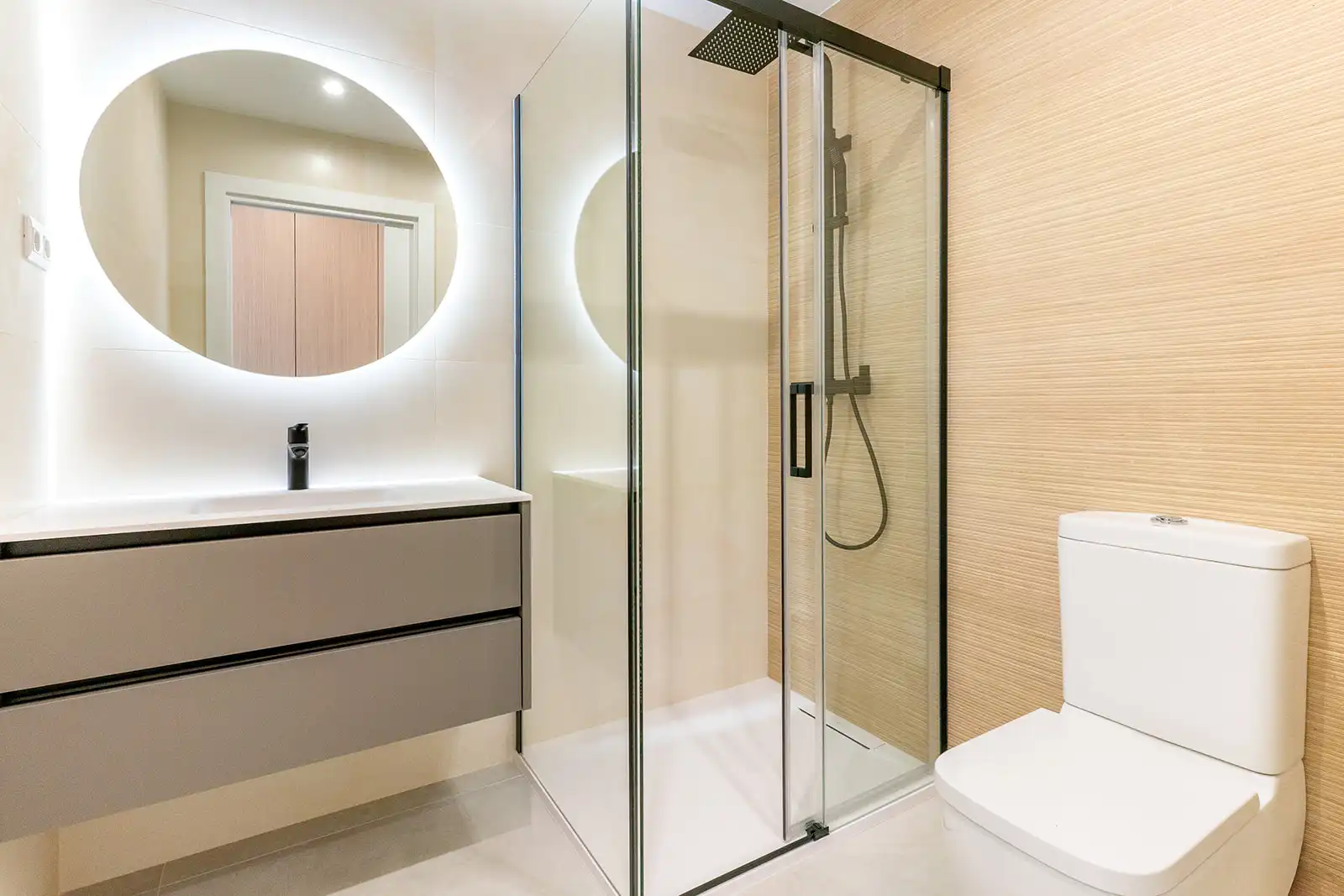 Baño de Casa o chalet en venta en Vilanova i la Geltrú con Aire acondicionado, Calefacción y Jardín privado