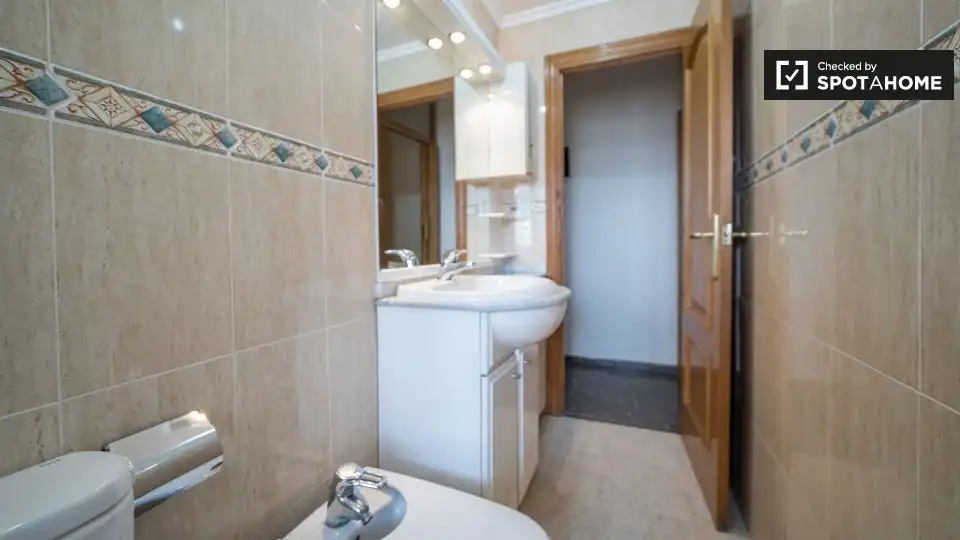 Baño de Piso de alquiler en Valencia con Aire acondicionado, Calefacción y Amueblado