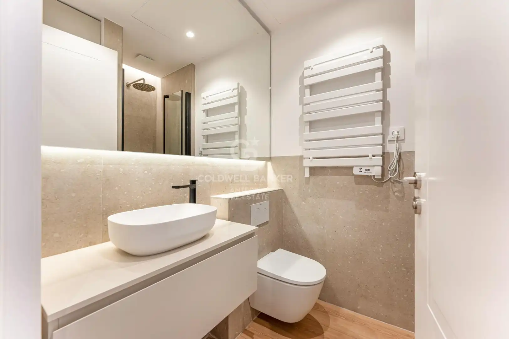 Badezimmer von Wohnung zum Verkauf in Barcelona mit Klimaanlage, Heizung und Parkett