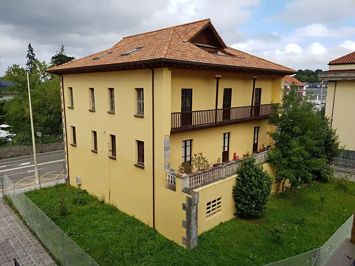 Vista exterior de Casa o xalet en venda en Bárcena de Cicero amb Terrassa, Moblat i Balcó