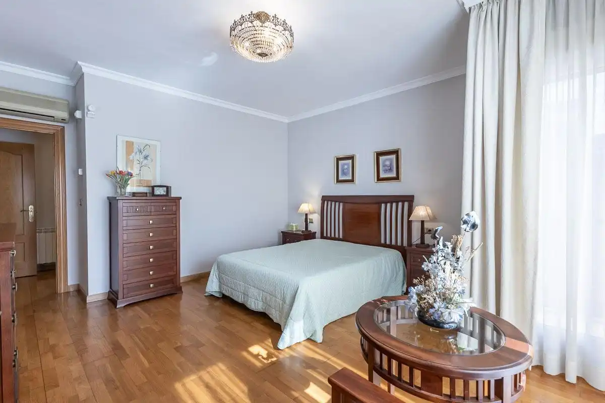 Dormitori de Casa o xalet en venda en Granada amb Aire condicionat, Terrassa i Piscina