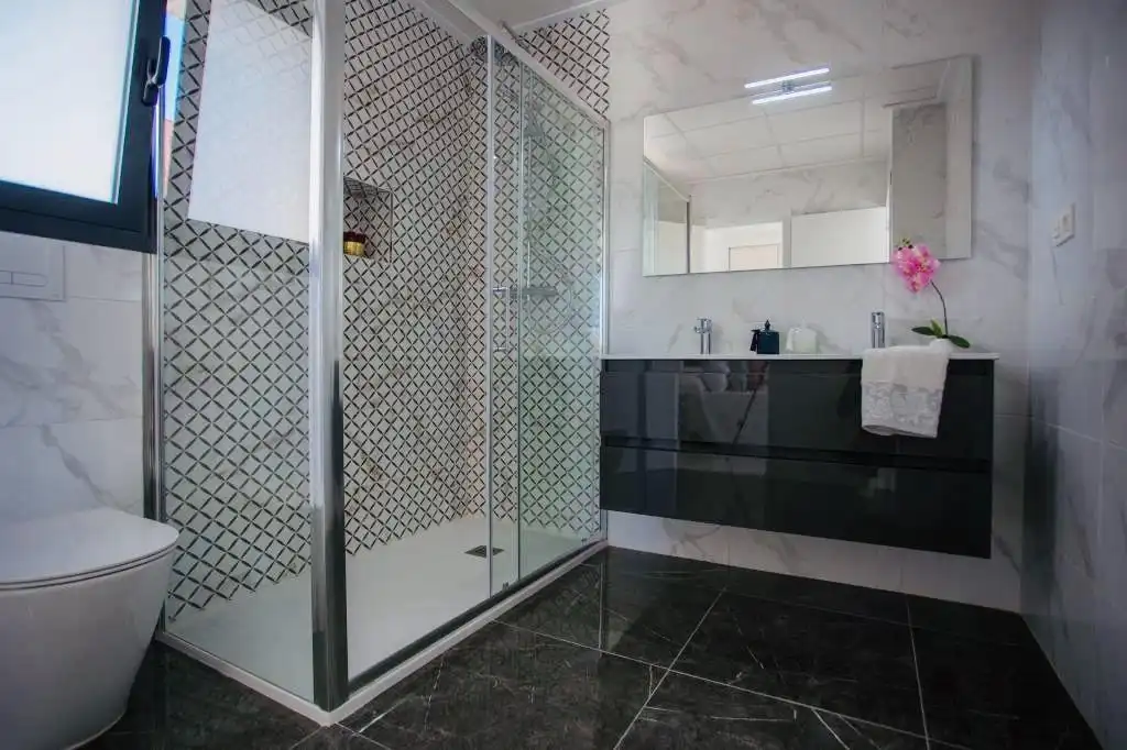 Bany de Casa o xalet en venda en Los Montesinos amb Jardí privat, Terrassa i Piscina
