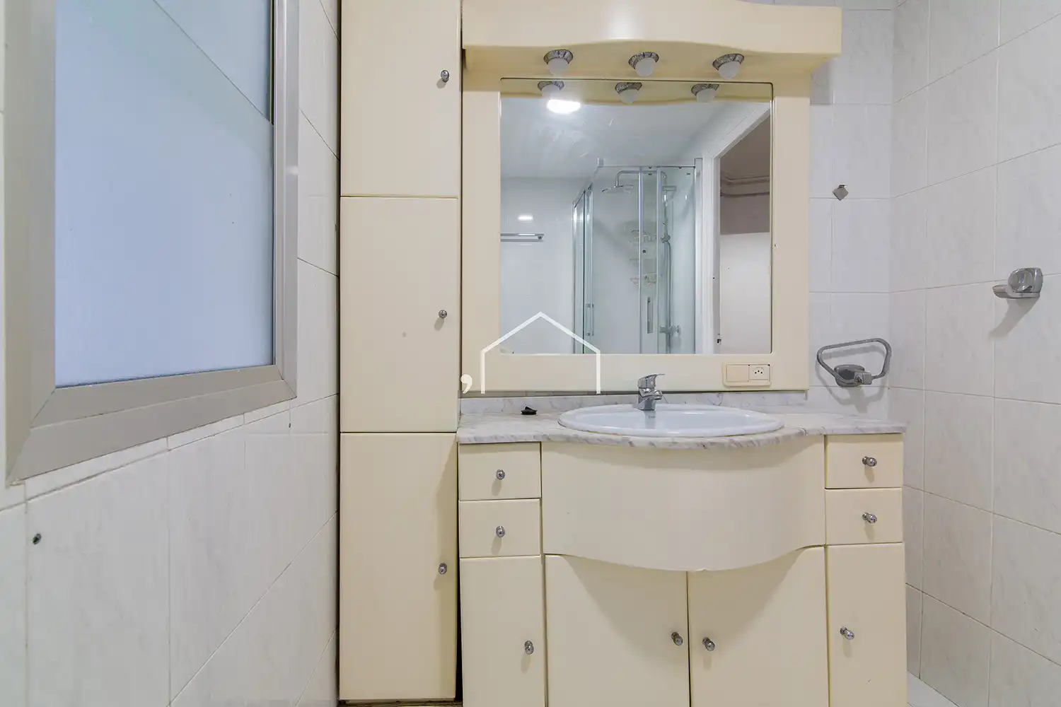 Badezimmer von Wohnung zum Verkauf in Barcelona mit Heizung, Parkett und Ofen