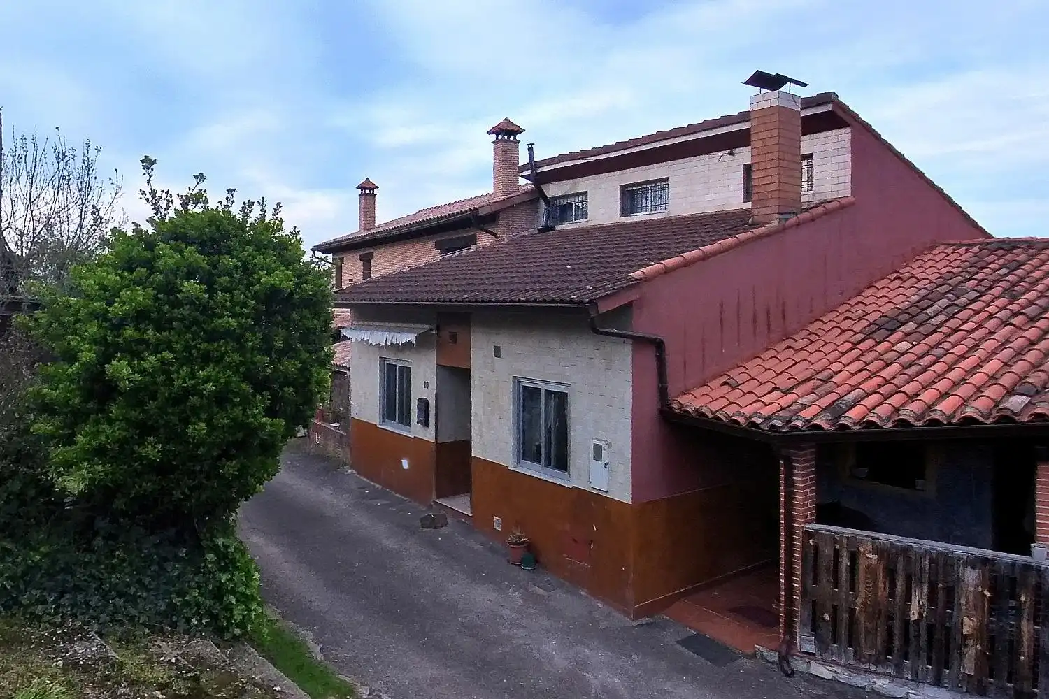 Vista exterior de Casa adosada en venda en Oviedo  amb Calefacció, Terrassa i Traster