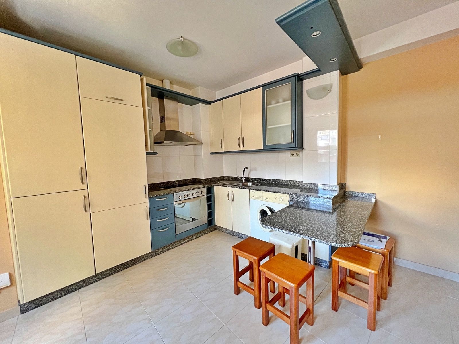 Cuina de Apartament en venda en Lugo Capital amb Calefacció, Moblat i Forn