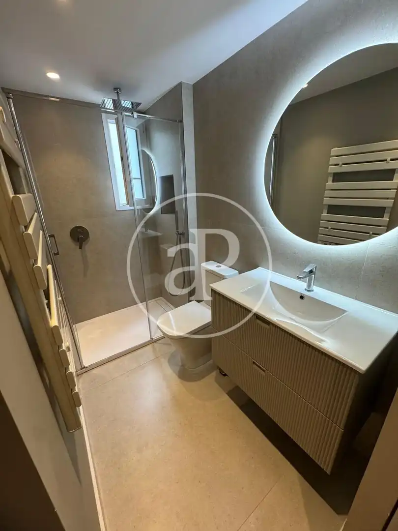 Bathroom of Flat for rent in Valencia  with Air Conditioner, Heating and Furnished