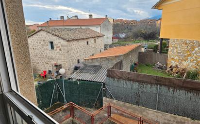 Vista exterior de Pis en venda en Navalafuente amb Calefacció i Piscina comunitària