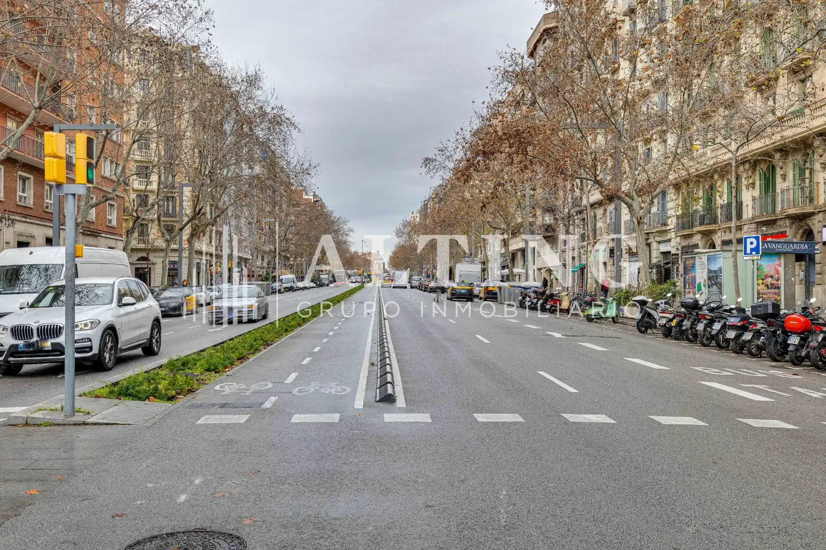 Vista exterior de Local en venda en Barcelona amb Aire condicionat i Moblat