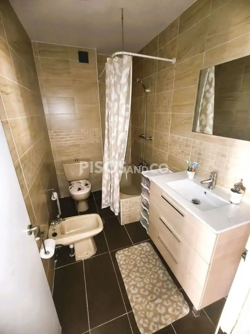 Baño de Piso en venta en Cambre  con Calefacción, Trastero y Amueblado