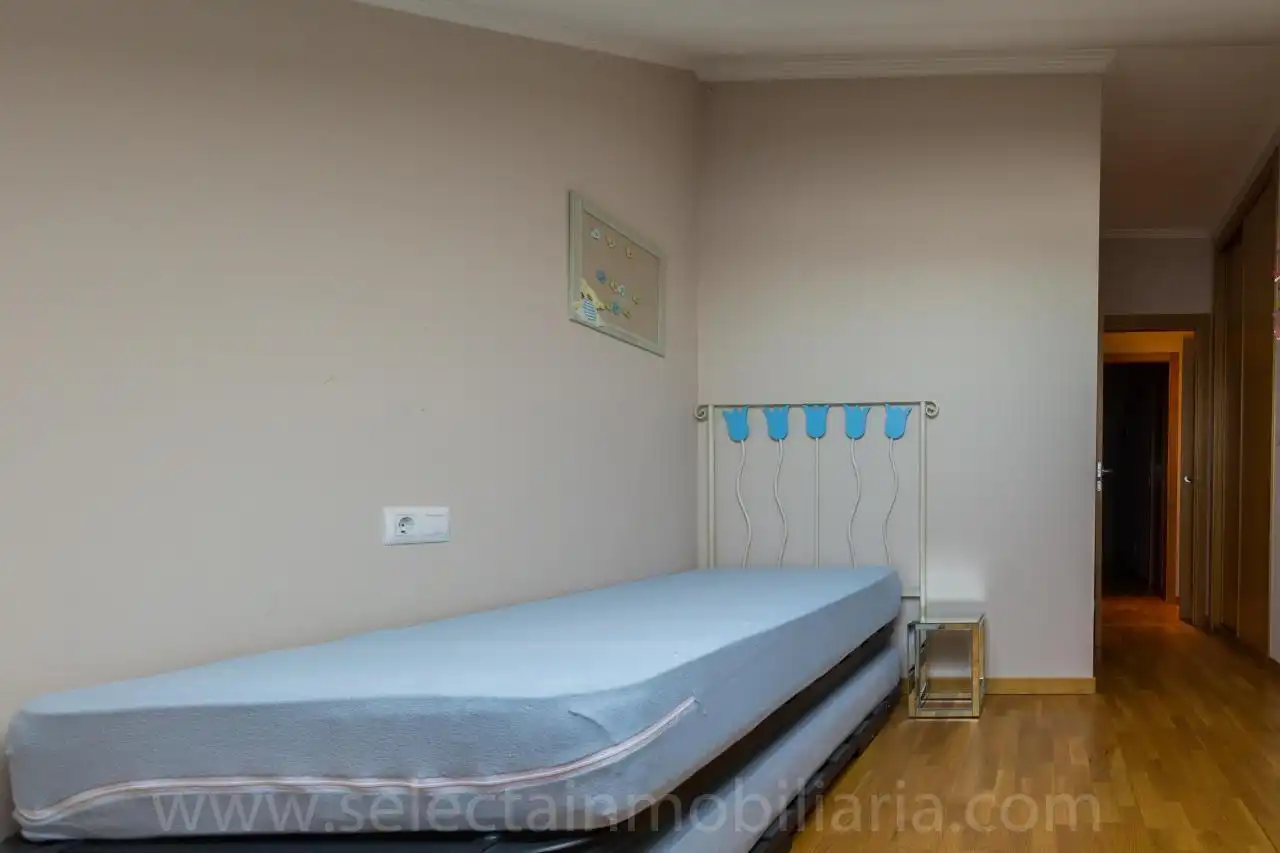 Schlafzimmer von Dachboden zur Miete in Pontevedra Capital  mit Heizung, Terrasse und Schwimmbad