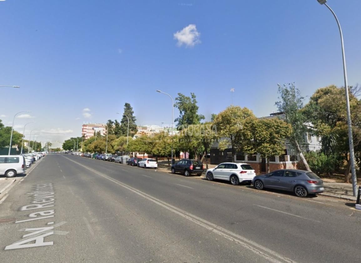 Exterior view of Single-family semi-detached for sale in  Sevilla Capital