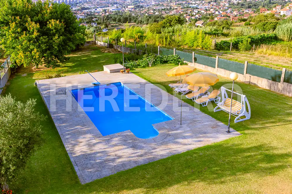 Piscina de Casa o chalet en venta en Vigo  con Calefacción, Jardín privado y Terraza