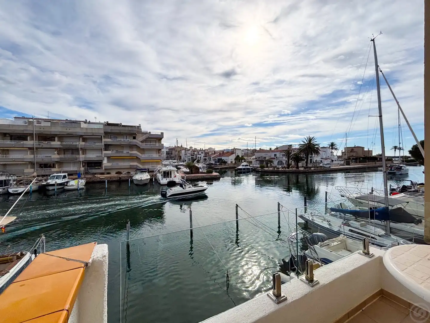 Vista exterior de Casa adosada en venda en Empuriabrava amb Aire condicionat, Terrassa i Moblat